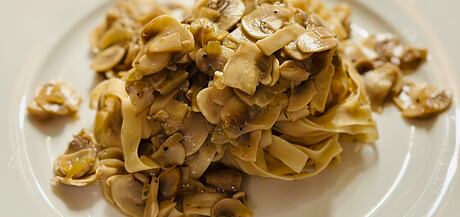 Proteinové tagliatelle s krémovou houbovou omáčkou
